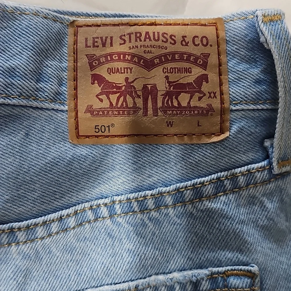 Womens 501 Levi Distressed Shorts. 2